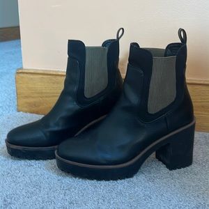 Chinese Laundry size 7 1/2 black platform boot
